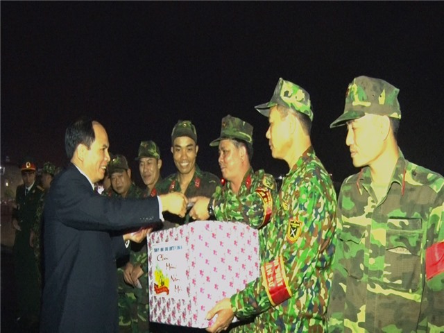 Lãnh đạo thành phố động viên lực lượng làm nhiệm vụ bắn pháo hoa đón giao thừa Tết Canh Tý 