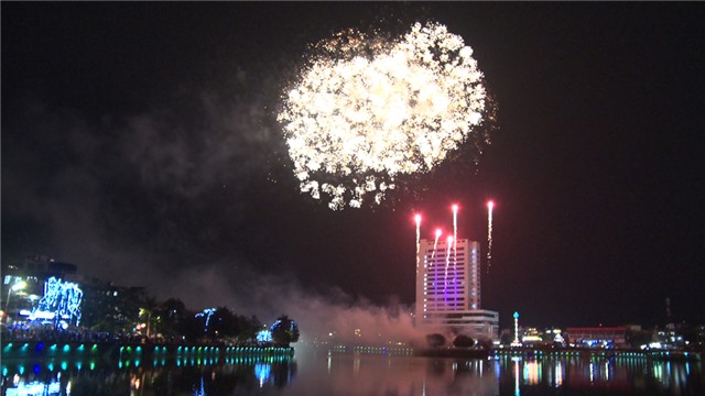 Hàng ngàn người dân TP Uông Bí được “mãn nhãn” với màn pháo hoa lung linh sắc màu