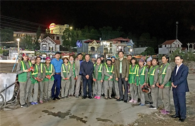 Phó Chủ tịch LĐLĐ tỉnh Đỗ Cao Thượng tặng quà Tết cán bộ, công nhân vệ sinh môi trường TP Uông Bí