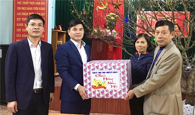 Chủ tịch UBND Thành phố Nguyễn Mạnh Hà động viên đơn vị làm nhiệm vụ đêm giao thừa