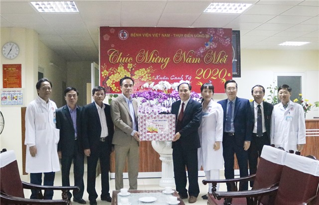 Bí thư Thành ủy Trần Văn Lâm tặng quà tại Bệnh viện Việt Nam - Thụy Điển Uông Bí