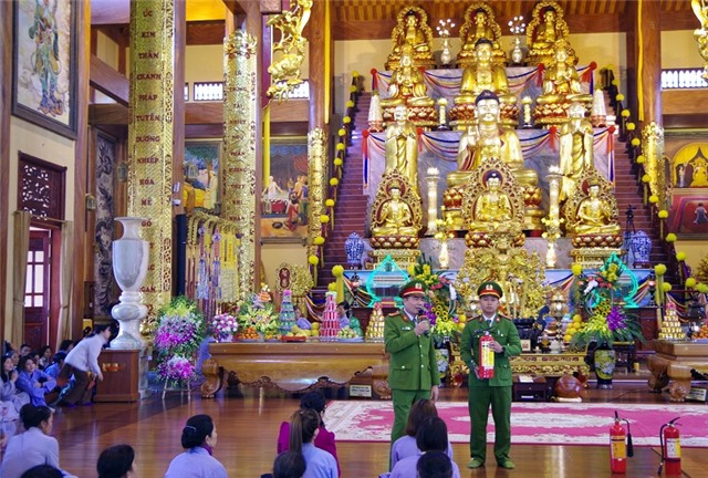 Tuyên truyền pháp luật về PCCC tại chùa Ba Vàng