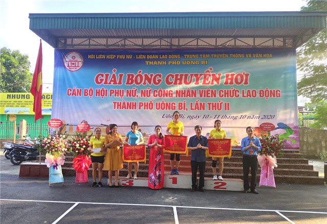 Bế mạc giải bóng chuyền hơi cán bộ hội phụ nữ, nữ CNVCLĐ thành phố Uông Bí lần thứ II năm 2020