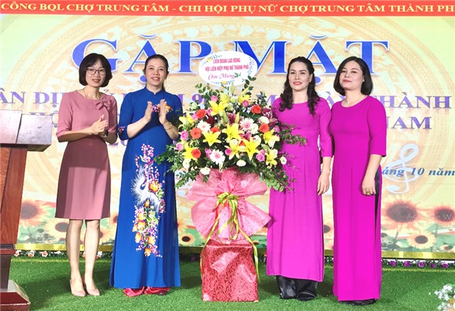 Ban nữ công, Chi hội phụ nữ chợ Trung tâm: Gặp mặt kỷ niệm 90 năm thành lập Hội liên hiệp phụ nữ Việt Nam 