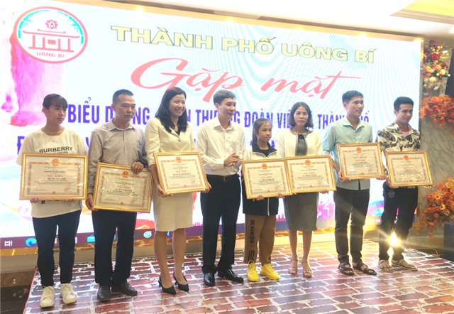 Gặp mặt biểu dương, khen thưởng đoàn Việt dã thành phố đạt cúp vô địch Giải Việt dã tỉnh Quảng Ninh lần thứ 50