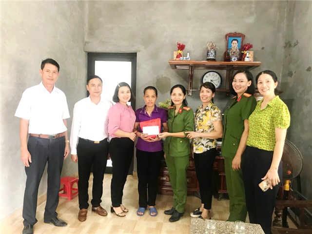 “Tháng 10 yêu thương” của Hội phụ nữ Công an thành phố Uông Bí