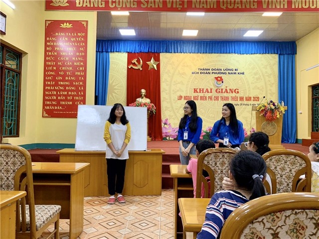 Thanh niên học ngoại ngữ