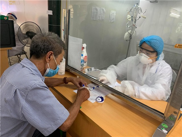 Nhân viên y tế, bệnh nhân, người nhà phải bật ứng dụng truy vết COVID-19