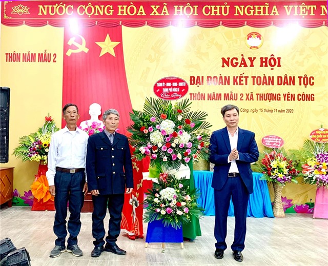 Đồng chí Nguyễn Văn Thành, Ủy viên BTV Thành ủy, Phó Chủ tịch UBND thành phố dự ngày hội Đại đoàn kết toàn dân thôn Năm Mẫu 2, xã Thượng Yên Công