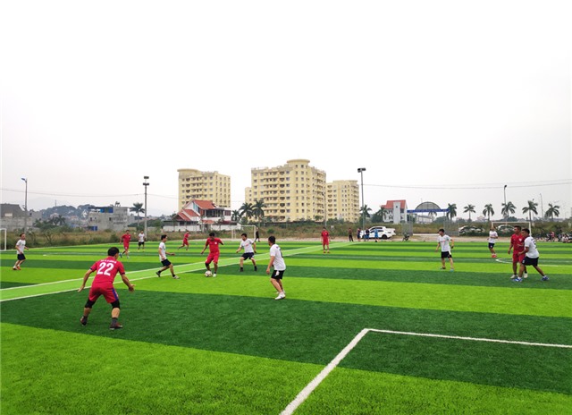 Phường Yên Thanh giao hữu bóng đá ủng hộ đồng bào miền Trung