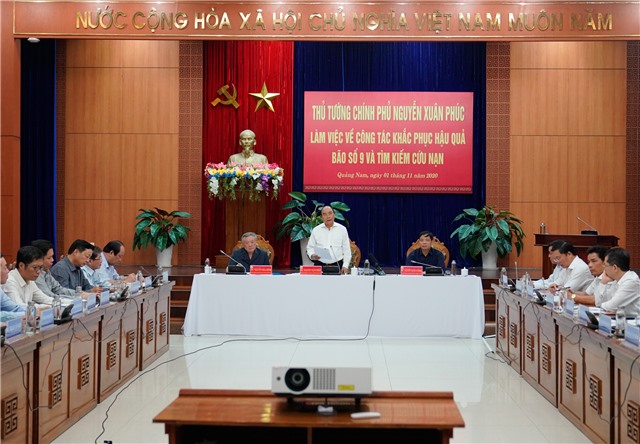 Thủ tướng: Không để người dân vùng bão lũ lâm vào cảnh màn trời chiếu đất