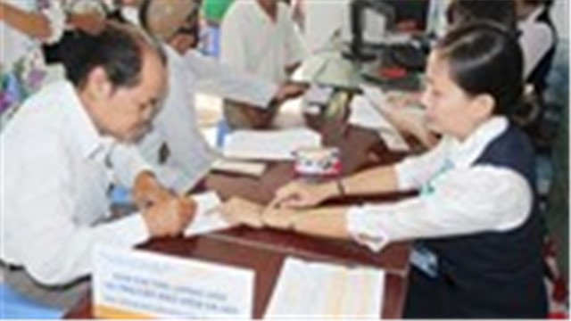 Nghỉ hưu trước tuổi có được chính sách tinh giản biên chế?