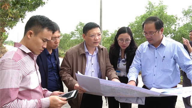 Đồng chí Nghiêm Xuân Cường, Tỉnh ủy viên, Bí thư Thành ủy kiểm tra mặt bằng hướng tuyến dự án Tuyến đường ven sông