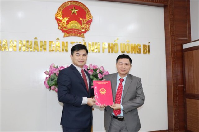 Trao quyết định điều động bổ nhiệm Trưởng phòng Kinh tế thành phố Uông Bí