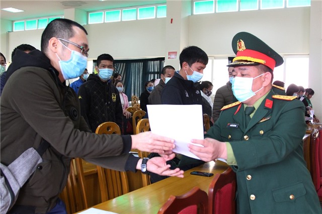Trung đoàn 244: Trao giấy chứng nhận cho 64 công dân hoàn thành thời gian cách ly tập trung