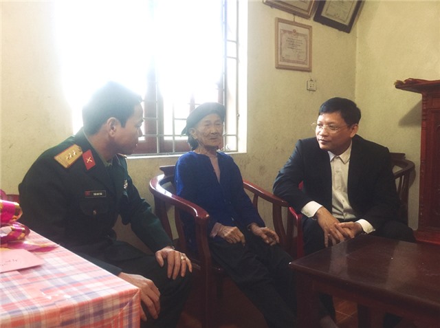 Đồng chí Nghiêm Xuân Cường, Tỉnh ủy viên, Bí thư Thành ủy thăm, tặng quà mẹ Việt Nam Anh hùng Hoàng Thị Nghi