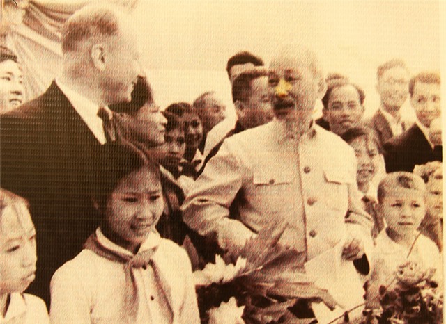 Học sinh Uông Bí tặng hoa Bác Hồ mùa xuân 1965