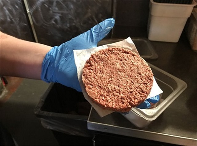 Quốc gia đầu tiên cho phép bán thịt ‘nhân tạo’