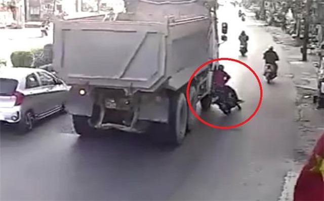 Ô tô tải đâm xe máy, một phụ nữ thiệt mạng