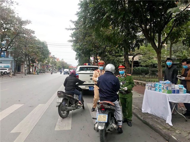 Cảnh sát giao thông Uông Bí phát khẩu trang miễn phí cho người dân