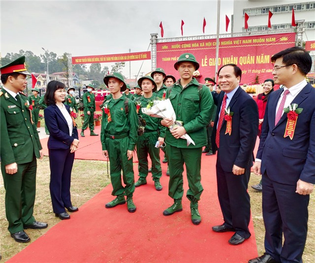 179 thanh niên Uông Bí hăng hái lên đường nhập ngũ