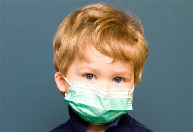Trẻ đi học "mùa corona": Đeo hay không đeo khẩu trang suốt buổi?