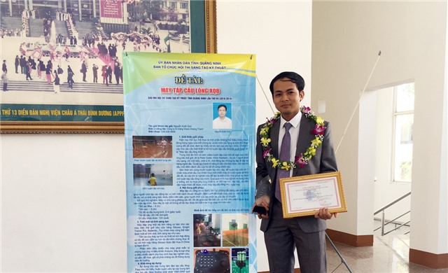 Máy tập cầu lông XQB