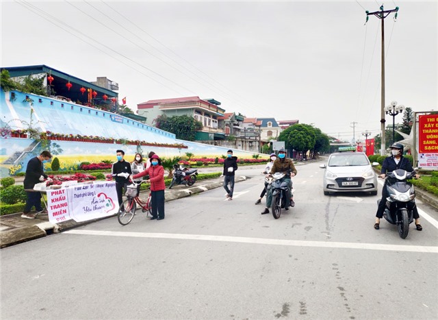 Thành Đoàn Uông Bí - CLB Thiện nguyện TP Uông Bí  Phát khẩu trang miễn phí