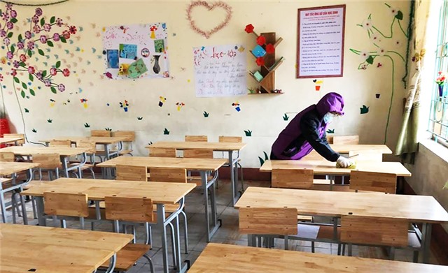 Khử trùng toàn bộ trường, lớp trước khi học sinh đi học trở lại