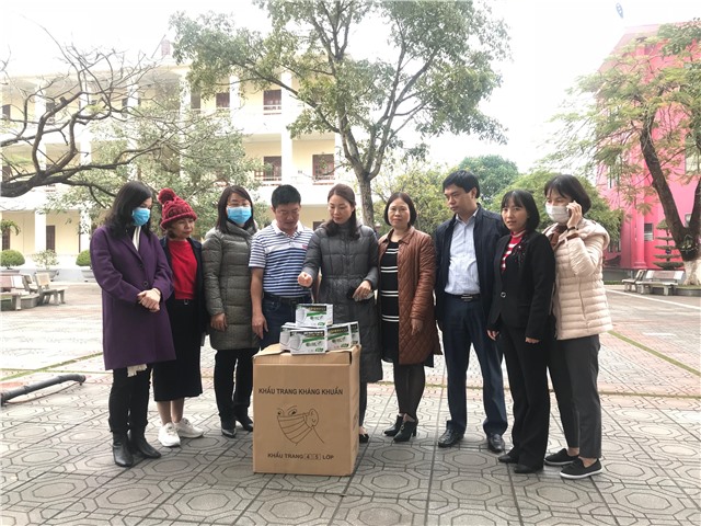 Uông Bí: Hàng trăm ngàn khẩu trang y tế được cấp phát miễn phí cho người dân, du khách và lực lượng chức năng