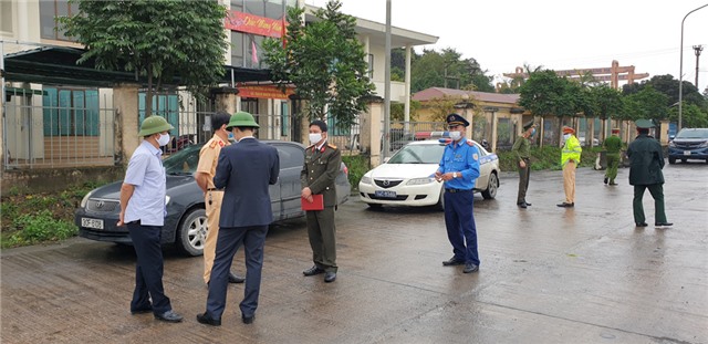 Người, phương tiện đường bộ ra vào tỉnh Quảng Ninh qua khu vực cầu Đá Bạc đều được kiểm soát chặt chẽ nhằm phòng chống dịch Covid-19