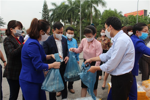 Công ty CP Than Vàng Danh: Hỗ trợ tiêu thụ trên 15 tấn ngao, hàu Thái Bình Dương