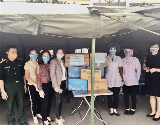 Hội dược sỹ khối Doanh nghiệp và Tư nhân thành phố Uông Bí quyên góp ủng hộ tại các đơn vị làm công tác phòng chống dịch bệnh Covid-19