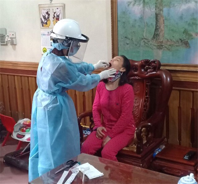 Lấy mẫu bệnh phẩm xét nghiệm SARS-CoV-2 cho những người từng đến Bệnh viện Bạch Mai