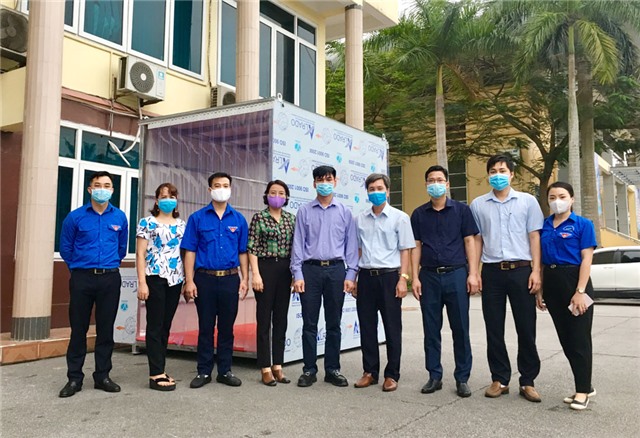 Công ty Than Nam Mẫu-TKV: Trao tặng TP Uông Bí 2 buồng khử khuẩn toàn thân