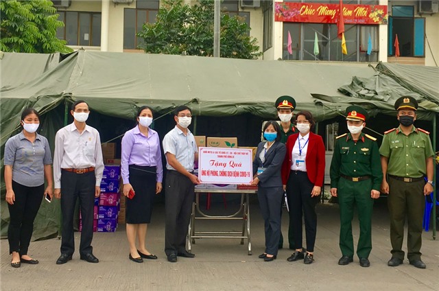 Khối MTTQ và đoàn thể CT-XH, Hội Chữ thập đỏ thành phố: Tặng hiện vật phục vụ phòng chống dịch Covid-19 tại chốt kiểm soát số 2