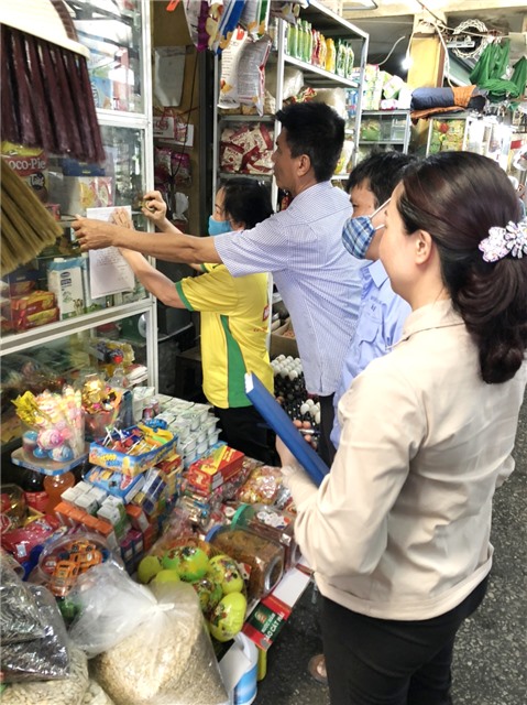 Phường Vàng Danh: yêu cầu 2 hộ kinh doanh bán hàng giá cao trả lại tiền cho người mua hàng