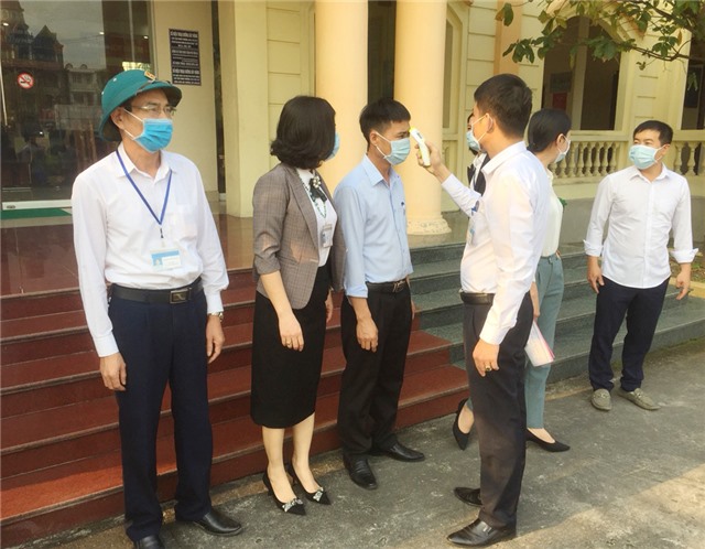 TP Uông Bí: Các công sở, cơ quan, đơn vị đo thân nhiệt cho CBCCVC, người lao động, người dân đến giao dịch