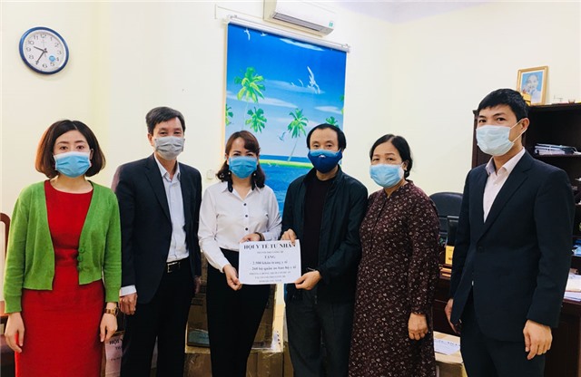 Hội Y tế tư nhân TP Uông Bí: Tặng 2.500 khẩu trang, 260 bộ quần áo bảo hộ y tế