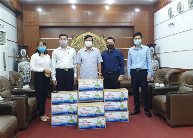 Công ty Cổ phần Xi măng và Xây dựng Quảng Ninh tặng 240 chai dung dịch sát khuẩn tay nhanh phòng chống dịch Covid-19