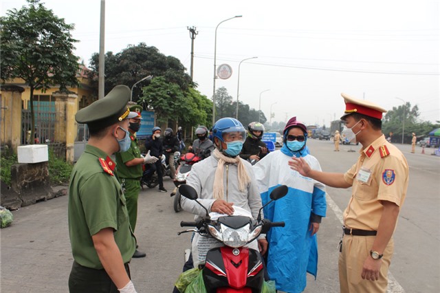 Uông Bí lập chốt kiểm soát đường bộ tại tất cả các cửa ngõ ra, vào thành phố