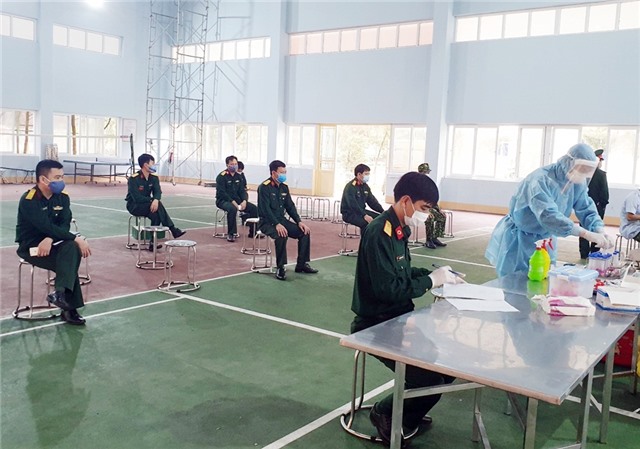 55 cán bộ, chiến sĩ phòng, chống dịch tại Trung đoàn 244 được lấy mẫu xét nghiệm
