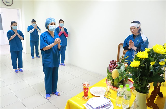 Nữ điều dưỡng trưởng chịu tang cha ở khu điều trị cách ly đặc biệt