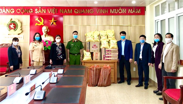 Lãnh đạo MTTQ thành phố, phường Phương Đông tặng quà các đơn vị trực tiếp tham gia phòng, chống dịch Covid-19