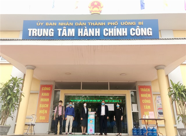 Trường Cao đẳng Công nghiệp và Xây dựng: Tặng máy phun dung dịch sát khuẩn tay tự động cho Trung tâm hành chính công thành phố