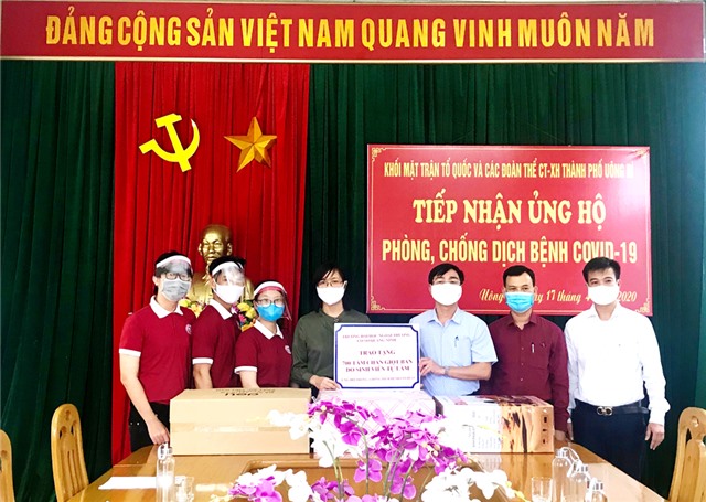 Trường Đại học Ngoại thương cơ sở Quảng Ninh: tặng thành phố 700 tấm chắn ngăn giọt bắn