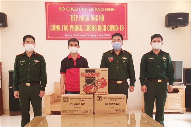 Trung đoàn 244 tiếp nhận nhu yếu phẩm phục vụ công tác chống dịch