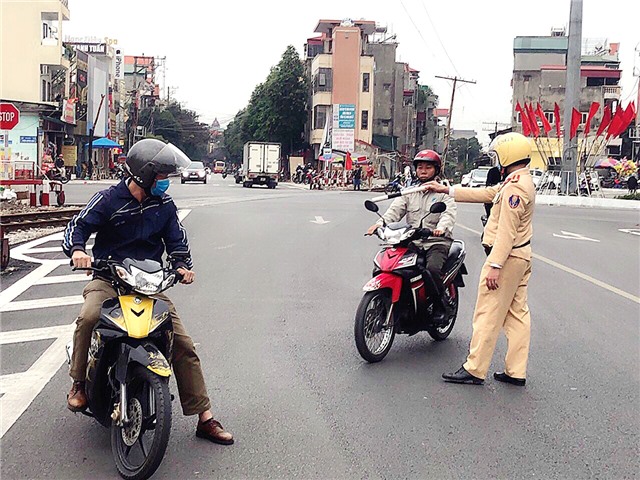 Uông Bí: Xử phạt 20 trường hợp không đeo khẩu trang nơi công cộng