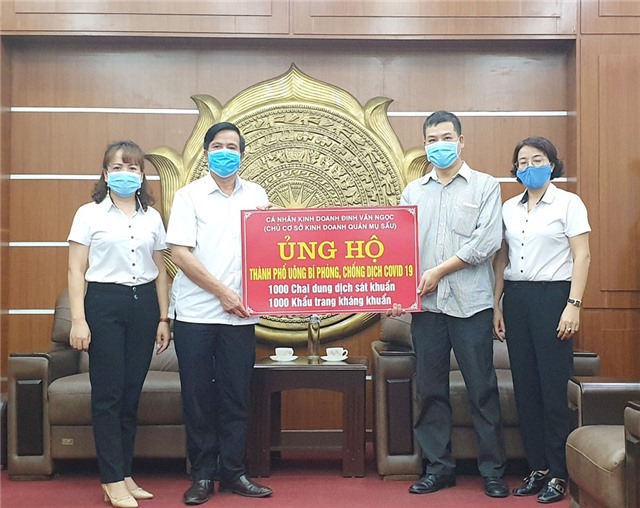 Một cơ sở kinh doanh tặng thành phố 1.000 chai dung dịch sát khuẩn, 1.000 khẩu trang kháng khuẩn