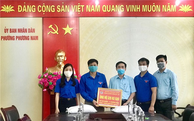 Đoàn thanh niên Công ty Than Uông Bí: Trao hỗ trợ công tác phòng, chống dịch  Covid-19